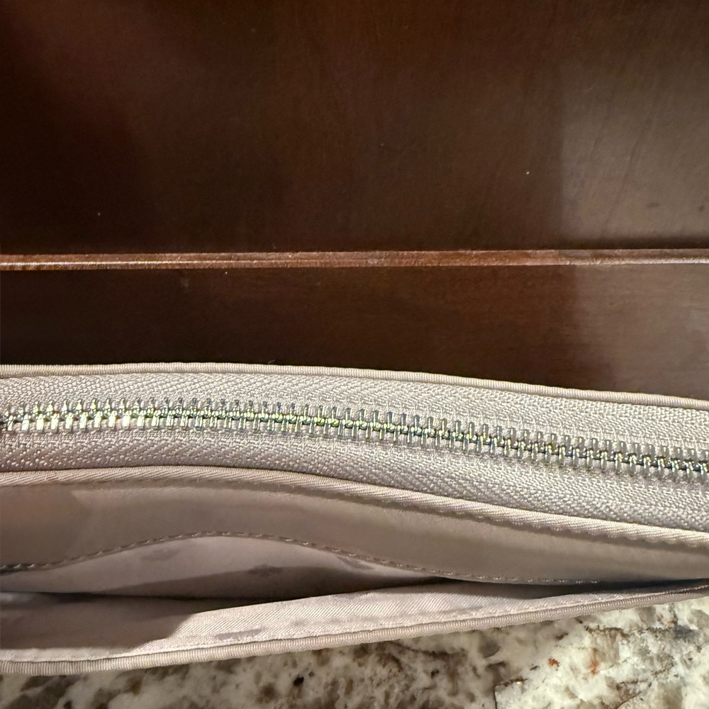 *PRE-OWNED* Kate Spade Wilson Road Wallet in Taupe - Picture 5 of 10